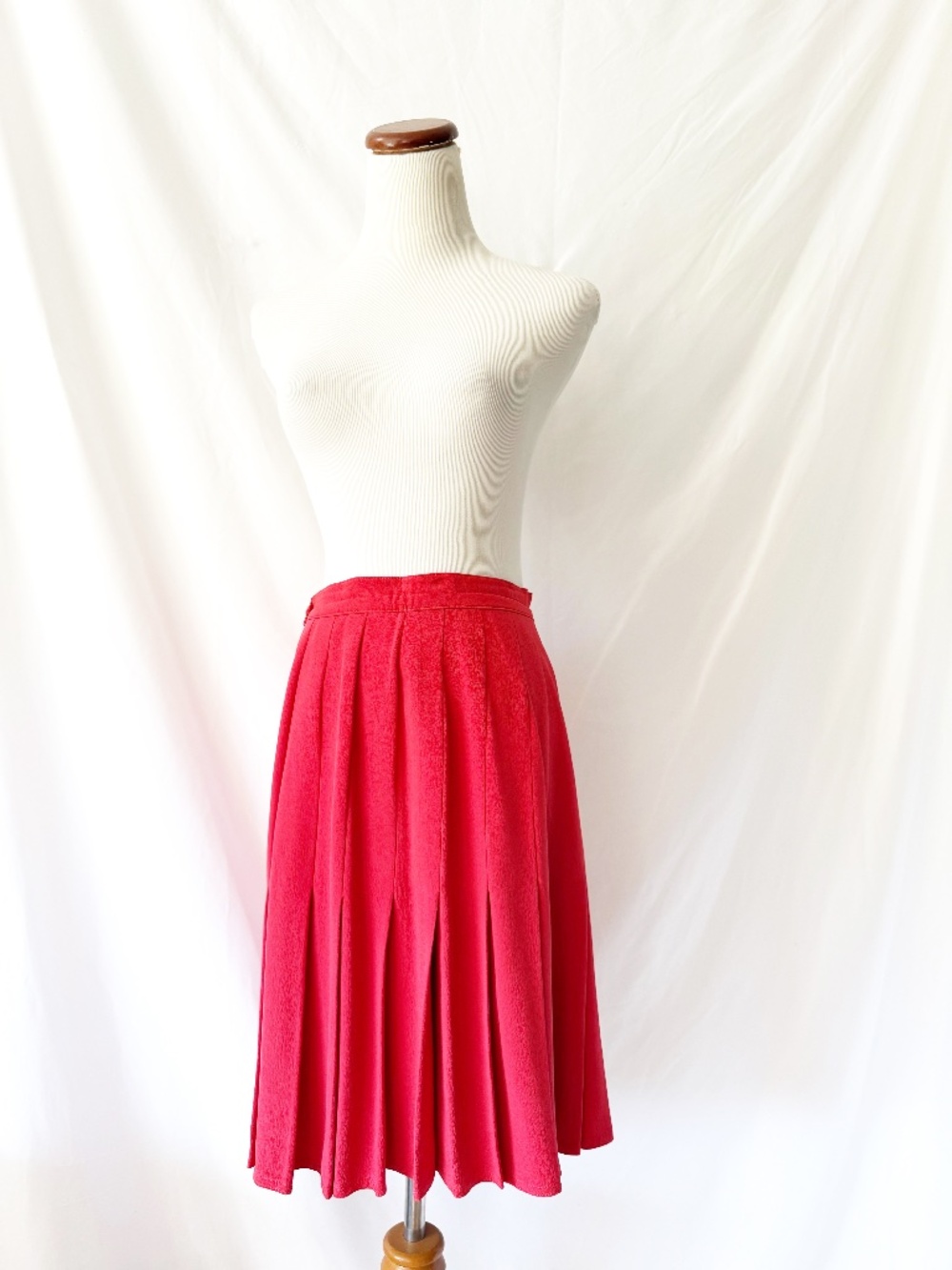 Vintage Red Silk Pleated Skirt Peter Nygard  27 waist